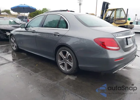 2019 Mercedes-Benz E 300 z USA, uszkodzony, nr VIN WDDZF4JB6KA641993